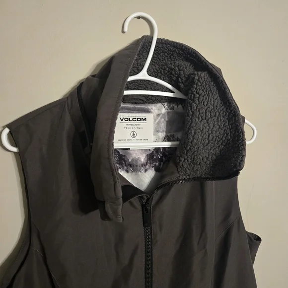 Volcom Women's Longhorn Insulated Black Sleeveless Snowboard Vest Winter Small - Picture 3 of 9